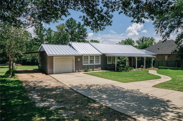 601 South Masonic Street, Bellville, TX 77418
