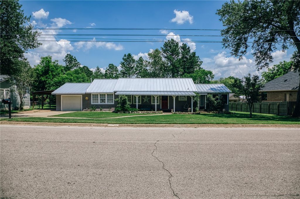 601 South Masonic Street, Bellville, TX 77418