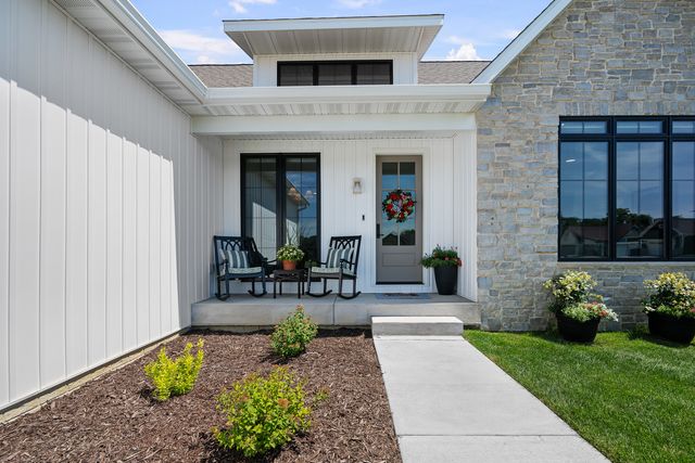 7131 Alvie Lane, Bettendorf, IA 52722