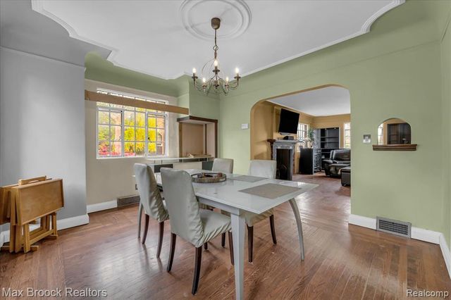 2085 Pontiac Drive, Sylvan Lake, MI 48320