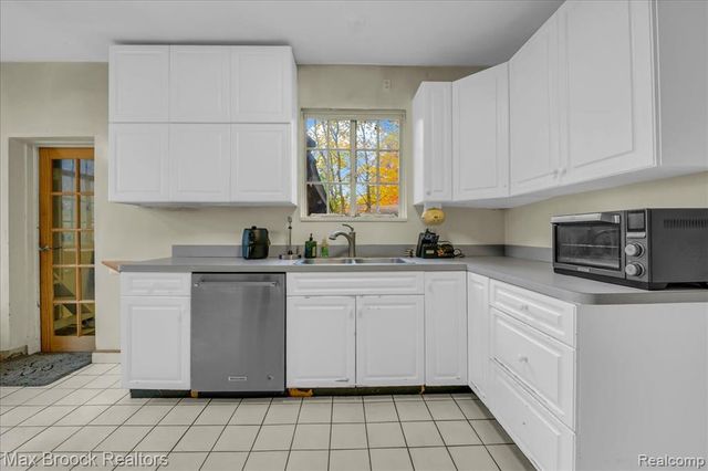 2085 Pontiac Drive, Sylvan Lake, MI 48320