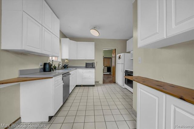 2085 Pontiac Drive, Sylvan Lake, MI 48320