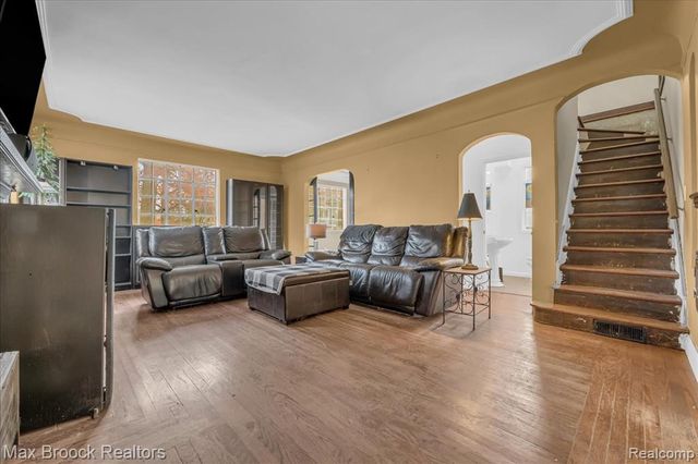 2085 Pontiac Drive, Sylvan Lake, MI 48320