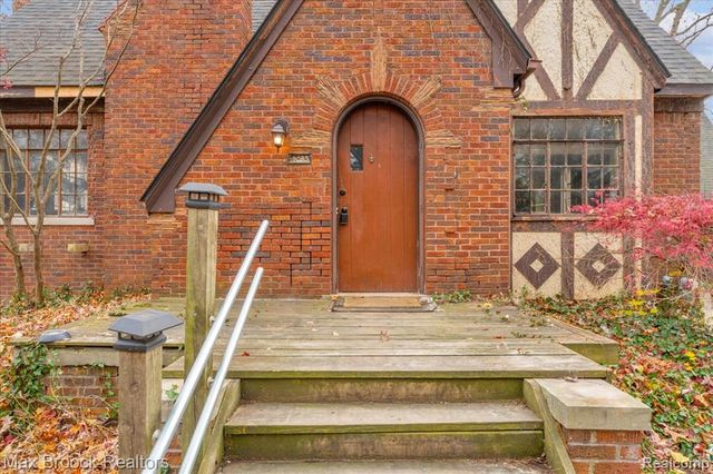 2085 Pontiac Drive, Sylvan Lake, MI 48320