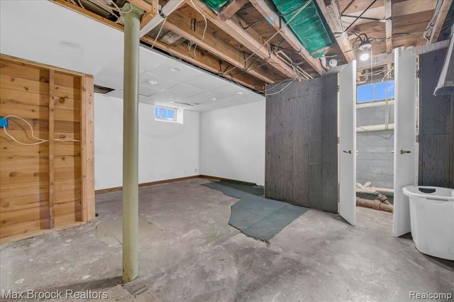 2085 Pontiac Drive, Sylvan Lake, MI 48320