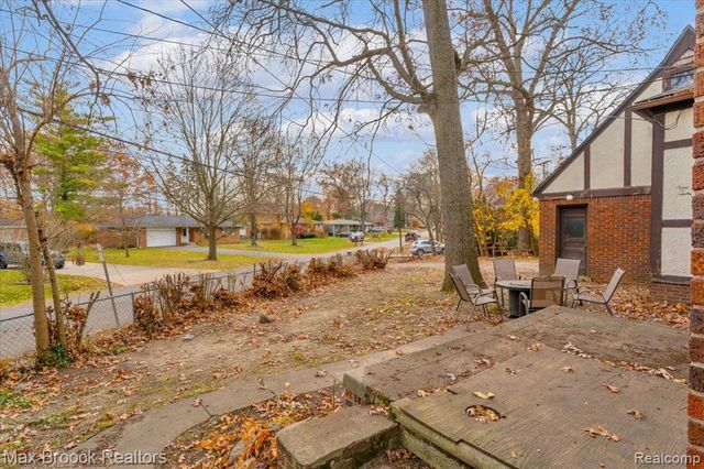 2085 Pontiac Drive, Sylvan Lake, MI 48320