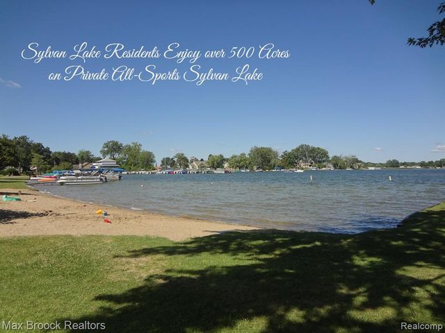 2085 Pontiac Drive, Sylvan Lake, MI 48320