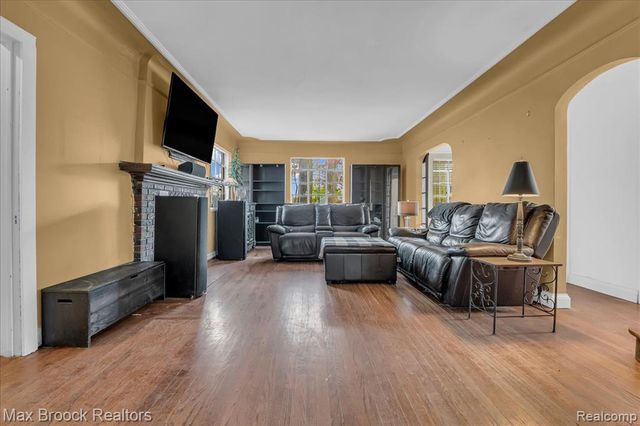 2085 Pontiac Drive, Sylvan Lake, MI 48320