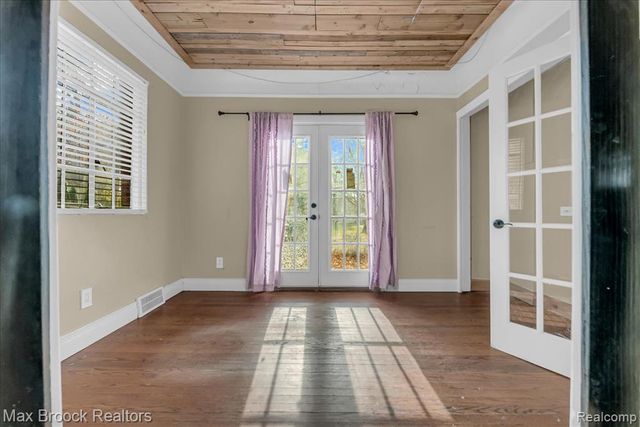 2085 Pontiac Drive, Sylvan Lake, MI 48320