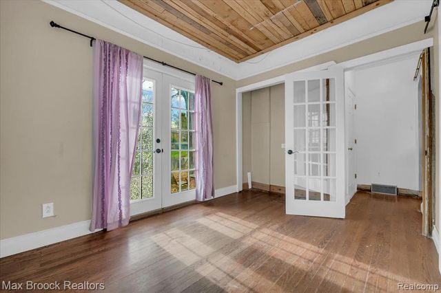 2085 Pontiac Drive, Sylvan Lake, MI 48320