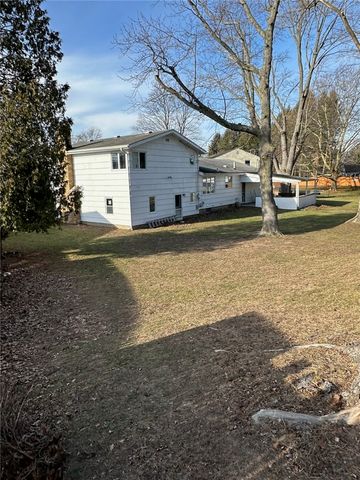 40 Flagstaff Drive, Irondequoit, NY 14622