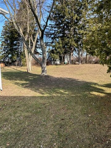 40 Flagstaff Drive, Irondequoit, NY 14622