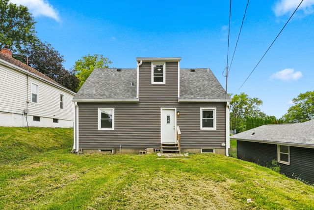 135 4th Street, Silvis, IL 61282
