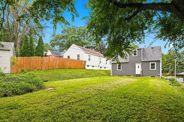 135 4th Street, Silvis, IL 61282