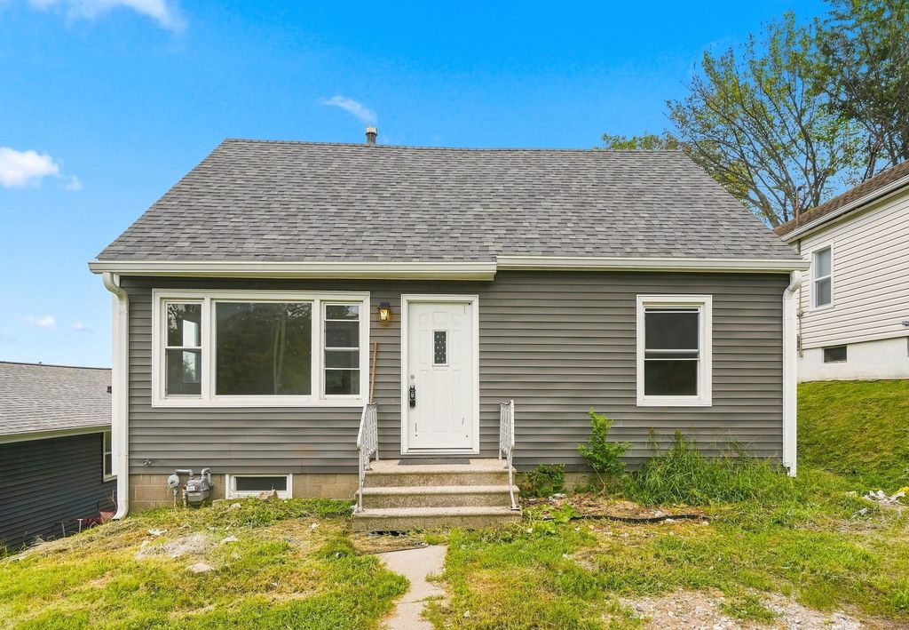 135 4th Street, Silvis, IL 61282