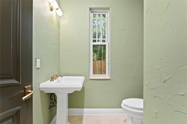 2936 W KNIGHTS AVENUE B, Tampa, FL 33611