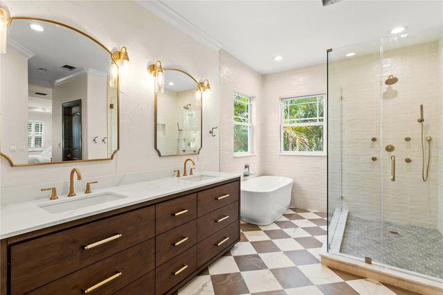 2936 W KNIGHTS AVENUE B, Tampa, FL 33611