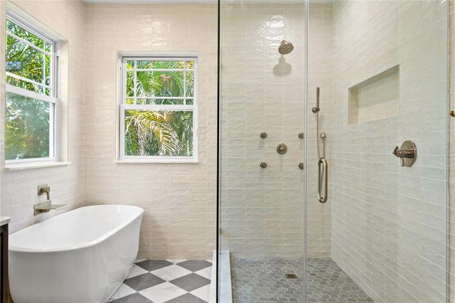 2936 W KNIGHTS AVENUE B, Tampa, FL 33611