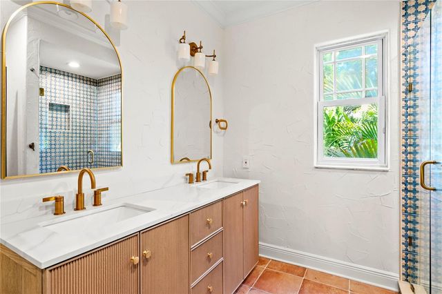 2936 W KNIGHTS AVENUE B, Tampa, FL 33611