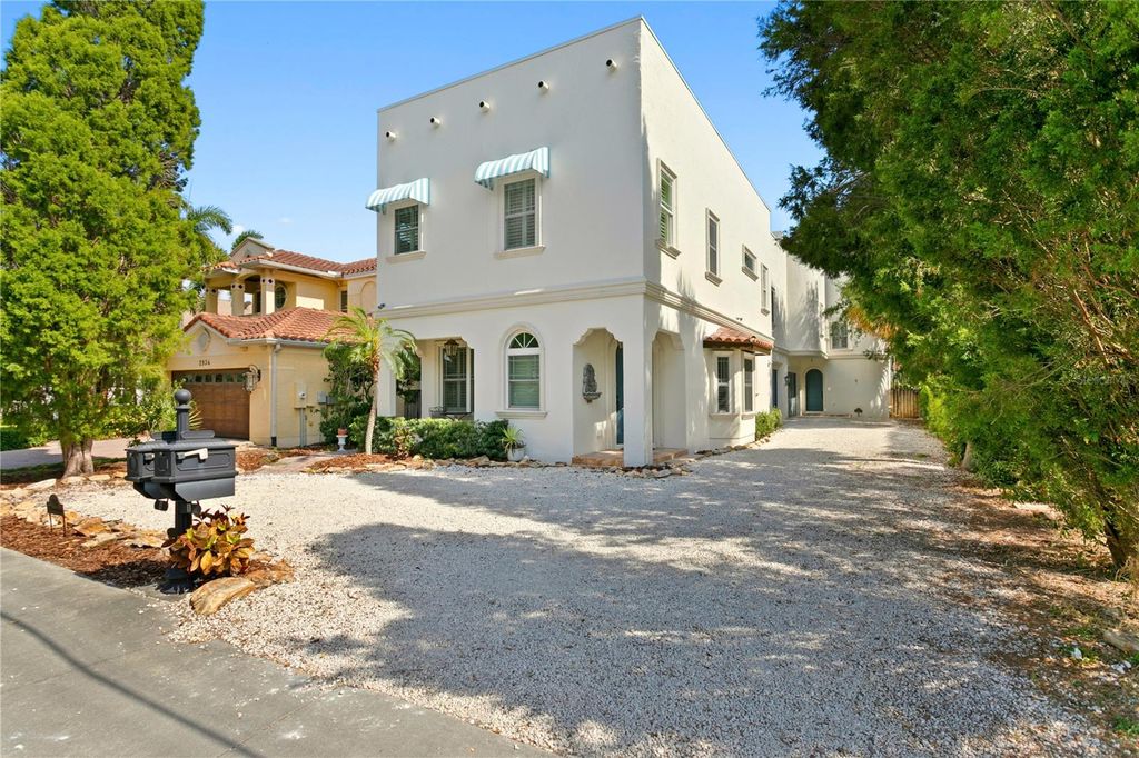 2936 W KNIGHTS AVENUE B, Tampa, FL 33611