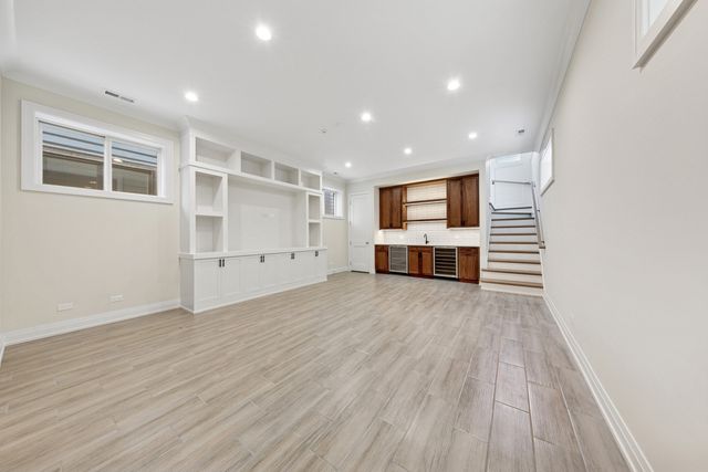 4616 N Claremont Avenue, Chicago, IL 60625