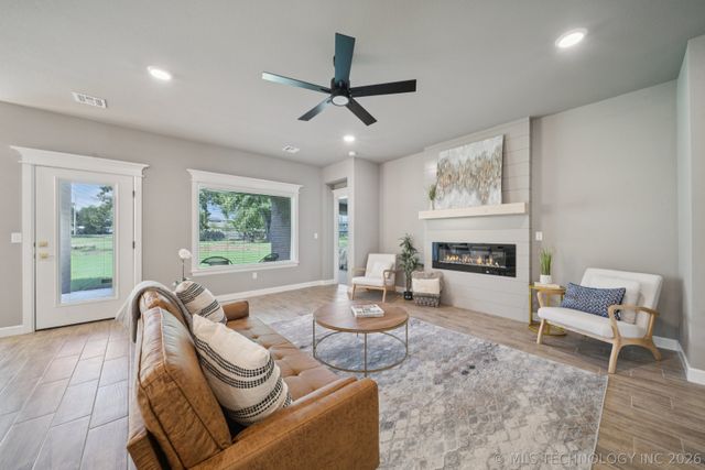 209 W Broadway Street, Owasso, OK 74055