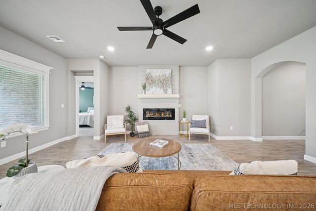 209 W Broadway Street, Owasso, OK 74055