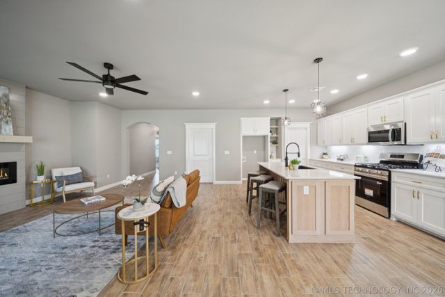 209 W Broadway Street, Owasso, OK 74055
