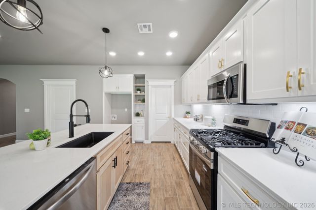 209 W Broadway Street, Owasso, OK 74055