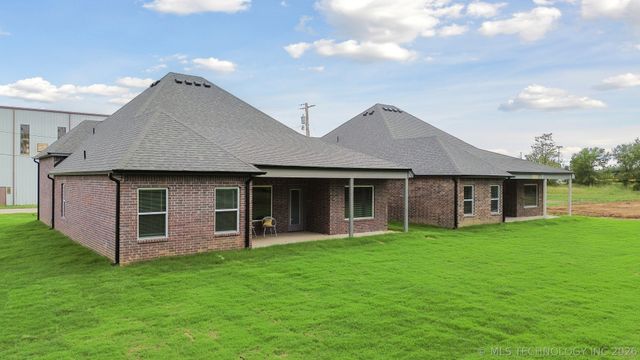 209 W Broadway Street, Owasso, OK 74055