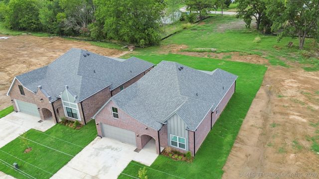 209 W Broadway Street, Owasso, OK 74055