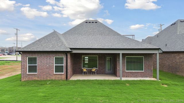 209 W Broadway Street, Owasso, OK 74055