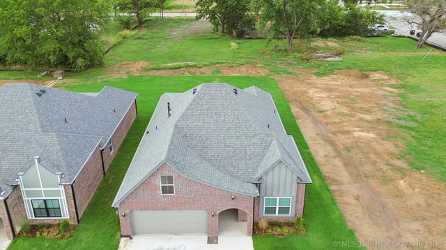 209 W Broadway Street, Owasso, OK 74055