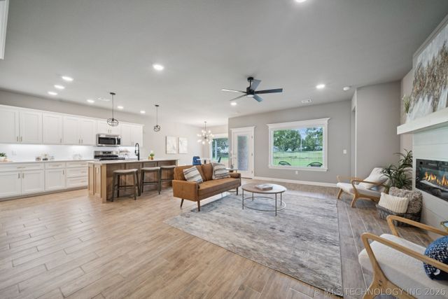 209 W Broadway Street, Owasso, OK 74055