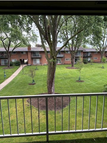 1840 W Hatherleigh Court 2D, Mount Prospect, IL 60056
