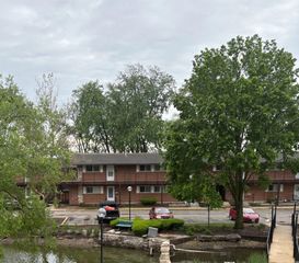1840 W Hatherleigh Court 2D, Mount Prospect, IL 60056