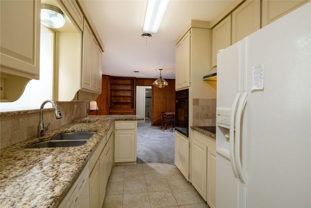 5621 AMMONS Street, Haltom City, TX 76117