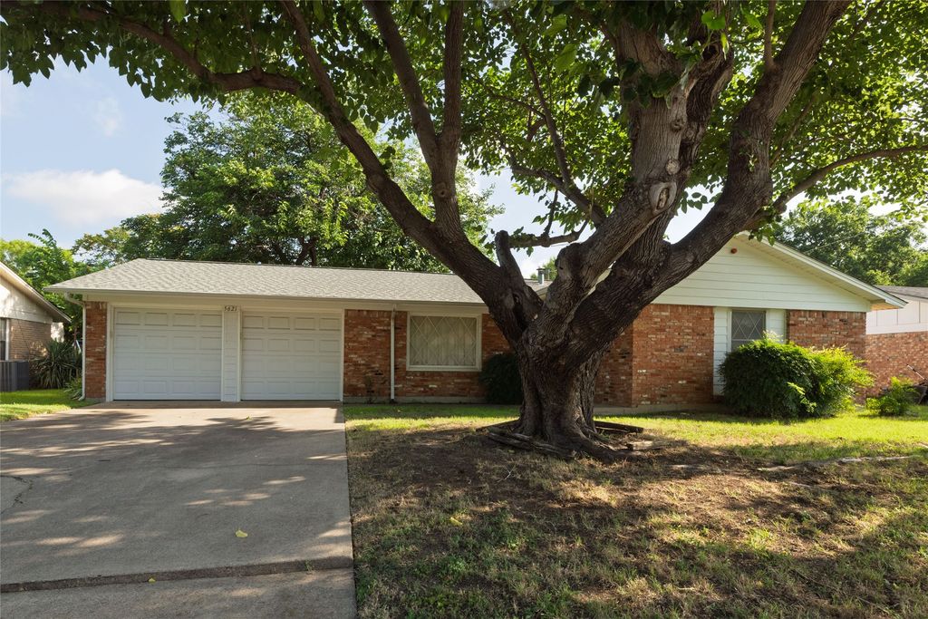 5621 AMMONS Street, Haltom City, TX 76117