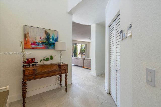 910 Sunflower Cir, Weston, FL 33327