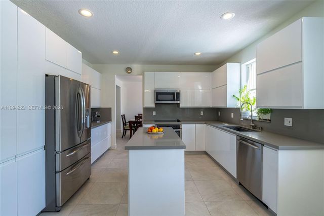 910 Sunflower Cir, Weston, FL 33327