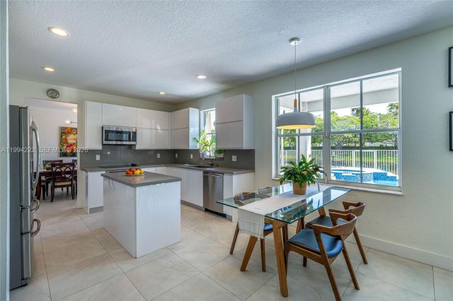 910 Sunflower Cir, Weston, FL 33327