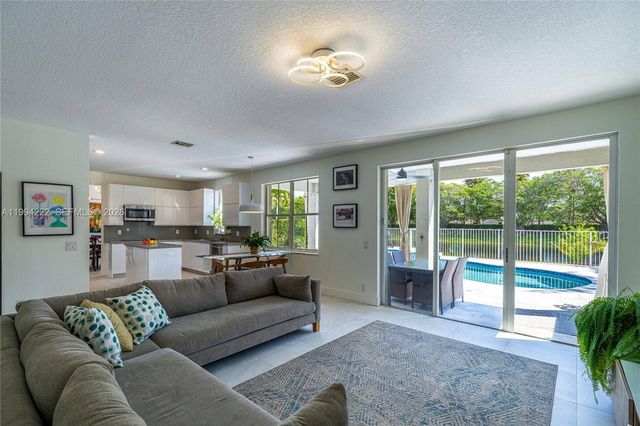 910 Sunflower Cir, Weston, FL 33327