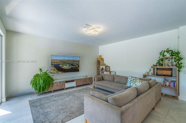 910 Sunflower Cir, Weston, FL 33327