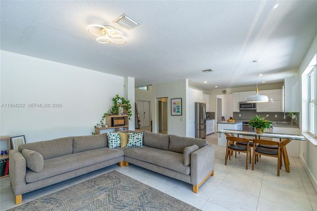 910 Sunflower Cir, Weston, FL 33327