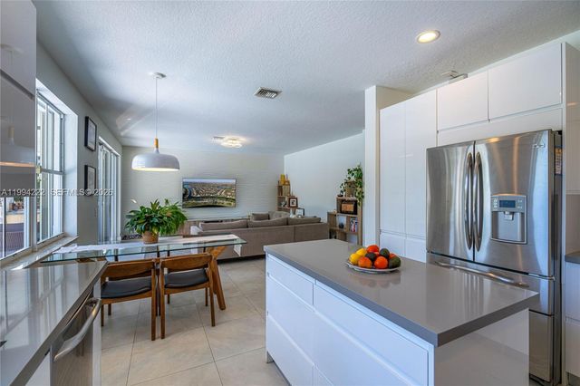 910 Sunflower Cir, Weston, FL 33327