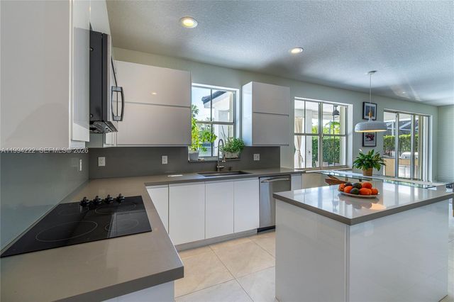 910 Sunflower Cir, Weston, FL 33327