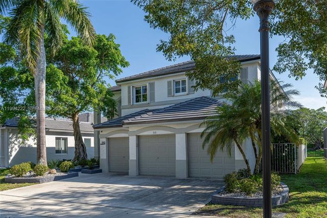 910 Sunflower Cir, Weston, FL 33327