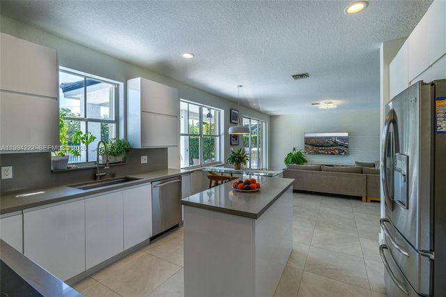 910 Sunflower Cir, Weston, FL 33327