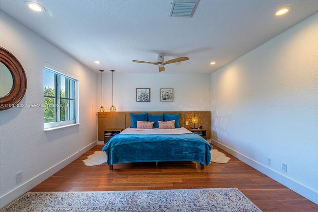 910 Sunflower Cir, Weston, FL 33327