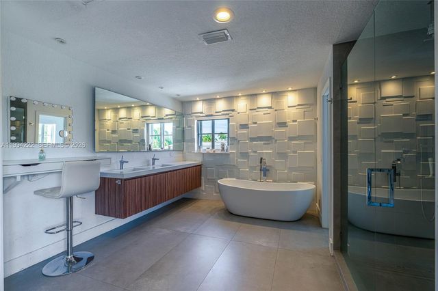 910 Sunflower Cir, Weston, FL 33327